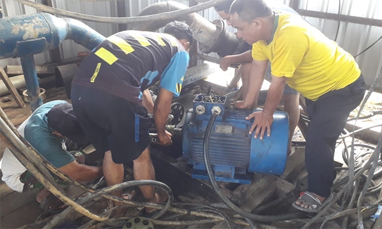 sejumlah petugas pdam tirta lamandau memperbaiki pompa intake