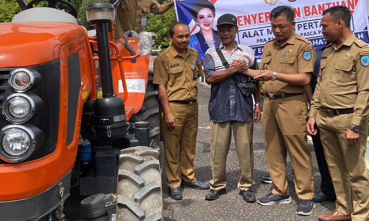 wabup riko porwanto serahkan alsintan kepada poktan