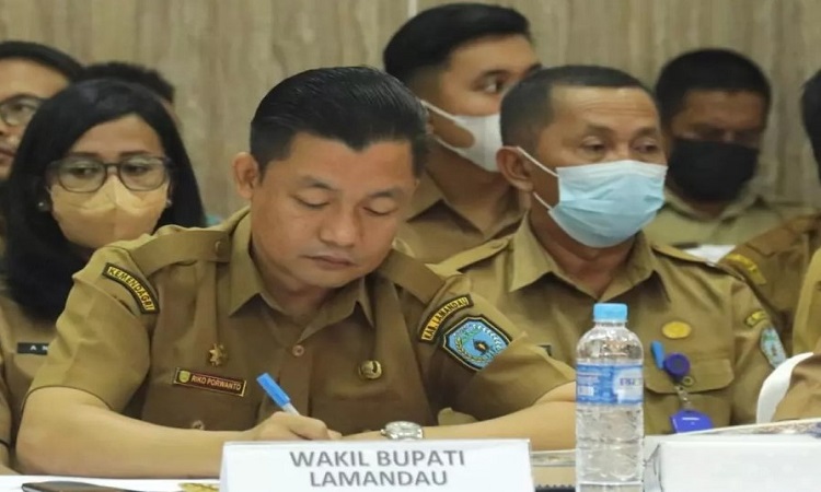 wakil bupati riko porwanto saat menghadiri rakor tingkat provinsi kalteng