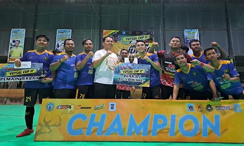 bupati hendra lesmana serahkan tropi juara - Copy