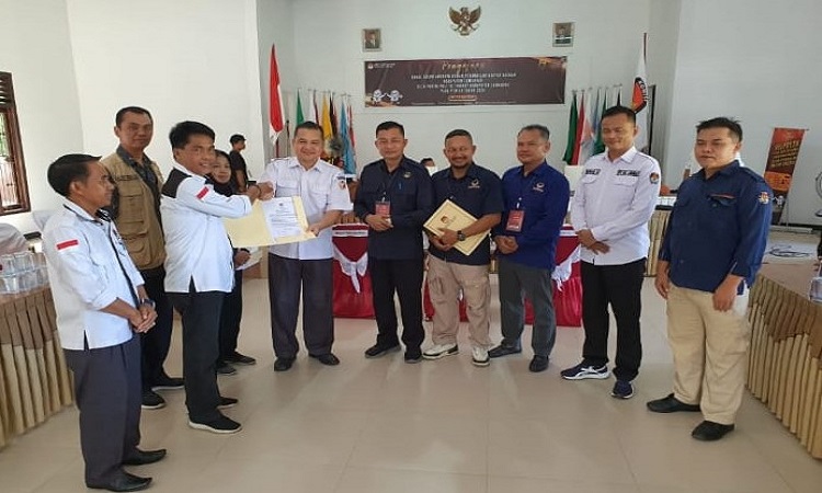 ketua dpd partai nasdem riko porwanto datangi kantor kpu untuk sampaikan dokumen pendaftaran caleg