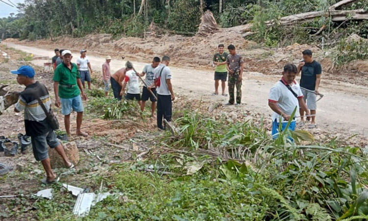 Gotong royong tni masyarakat desa hambawang