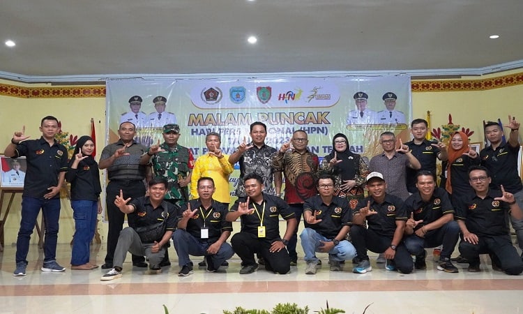 ketum pwi atal s depari foto bersama pada acara puncak hpn