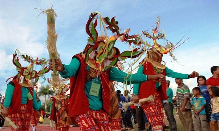 pertunjukan topeng luha pada festival budaya babukung