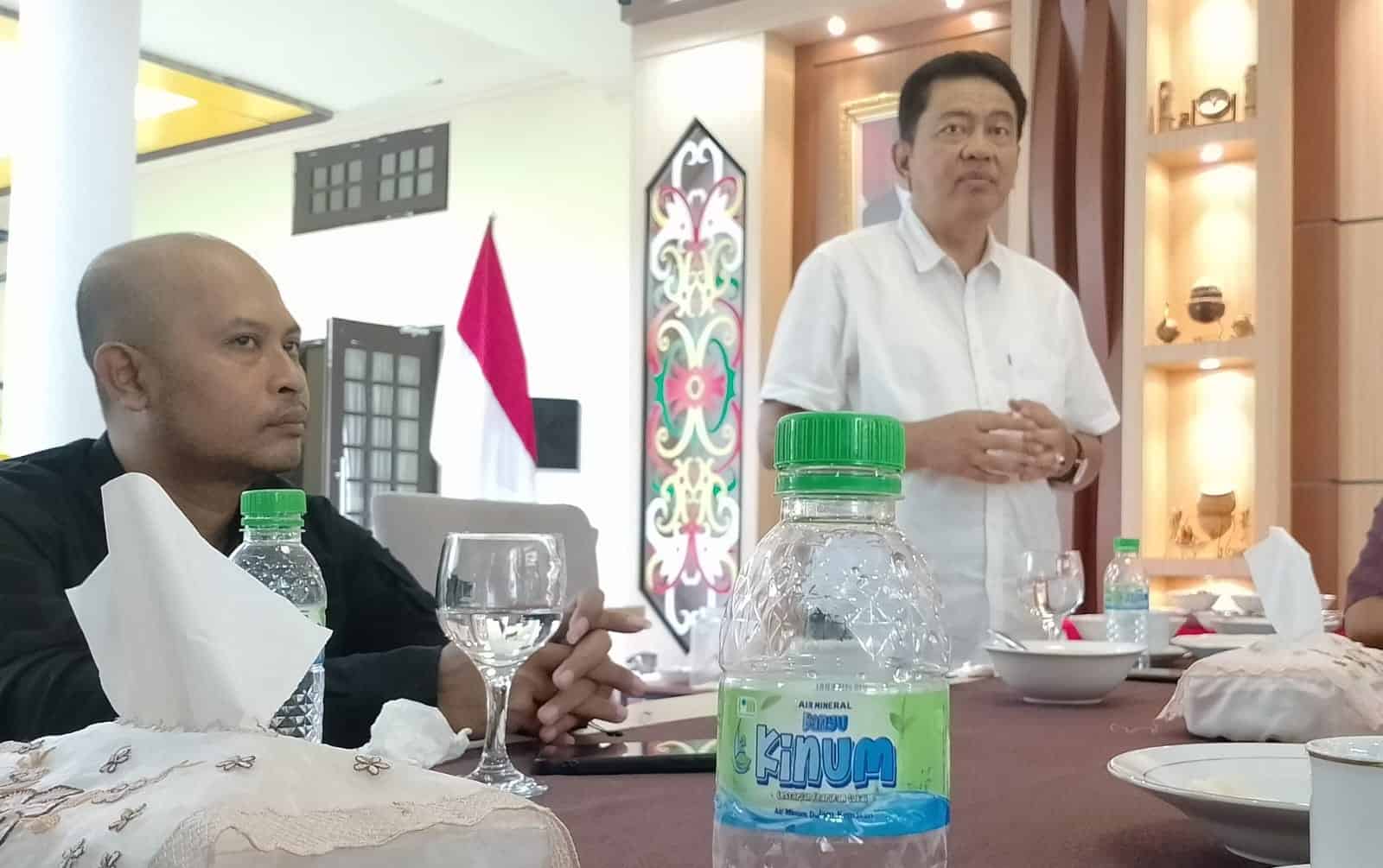 Produk lokal air dalam kemasan Banyu Kinum disajikan pada saat acara Pemkab Kobar. (Yusro)