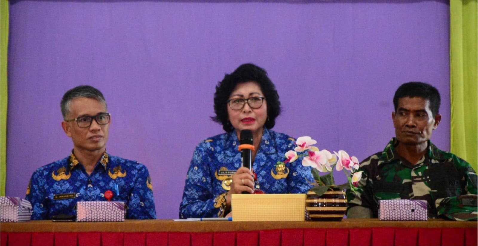 Pj Bupati Lamandau Lilis Suriani (tengah). (Ist)