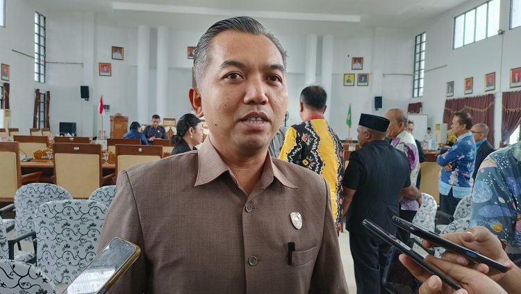 Ketua DPRD Seruyan Zuli Eko Prasetyo saat diwawancarai sejumlah wartawan