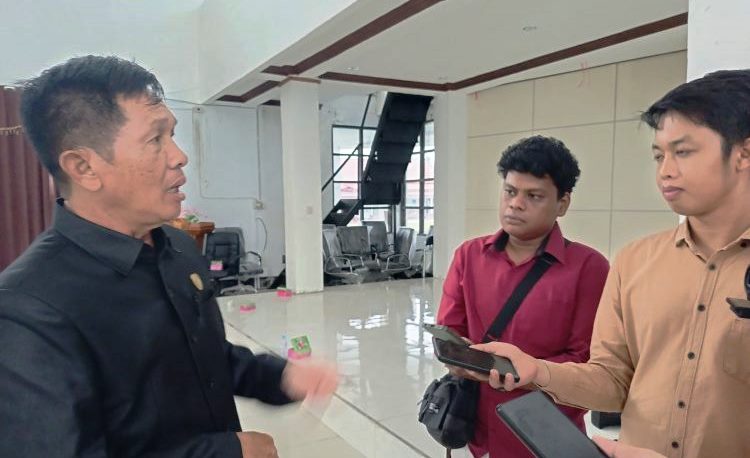 Wakil Ketua I DPRD Seruyan saat diwawancarai sejumlah awak media.