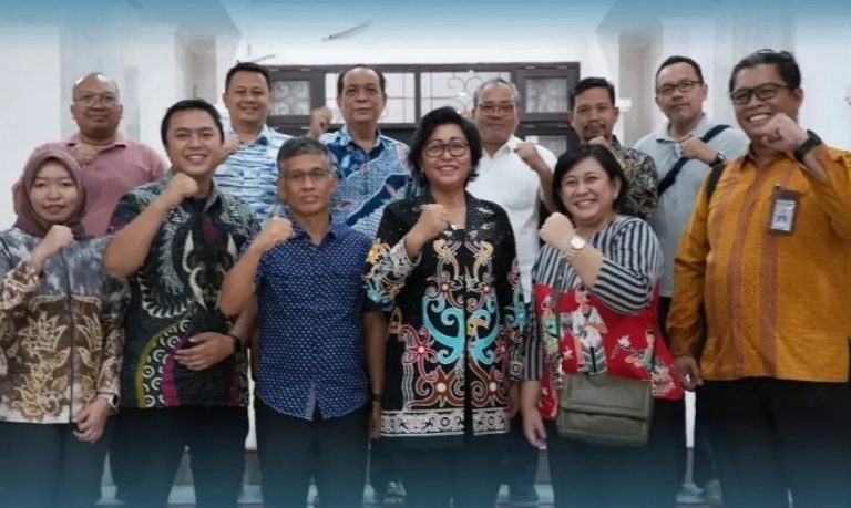 Pj Bupati Lamandau Lilis Suriani saat berfoto bersama Badan Pemeriksa Keuangan (BPK) RI Perwakilan Kalteng. (Ist)