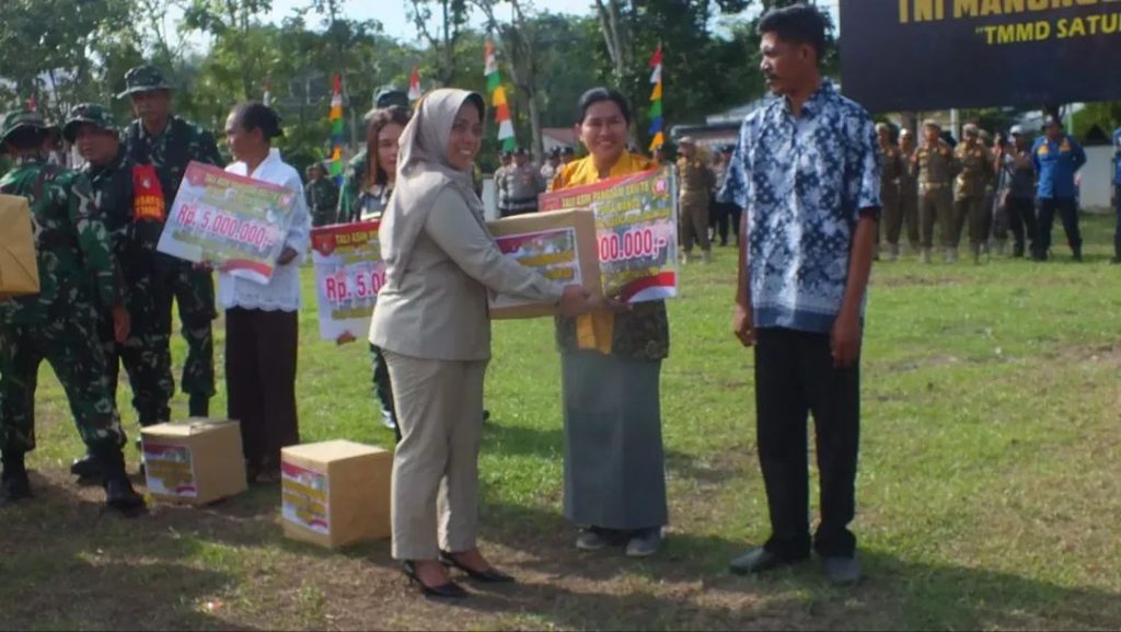 Anggota DPRD Kobar Sri Lestari dalam acara penutupan TMMD. (Yusro)