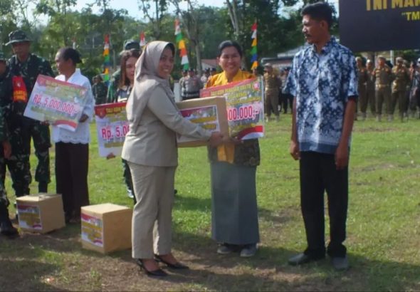 Anggota DPRD Kobar Sri Lestari dalam acara penutupan TMMD. (Yusro)