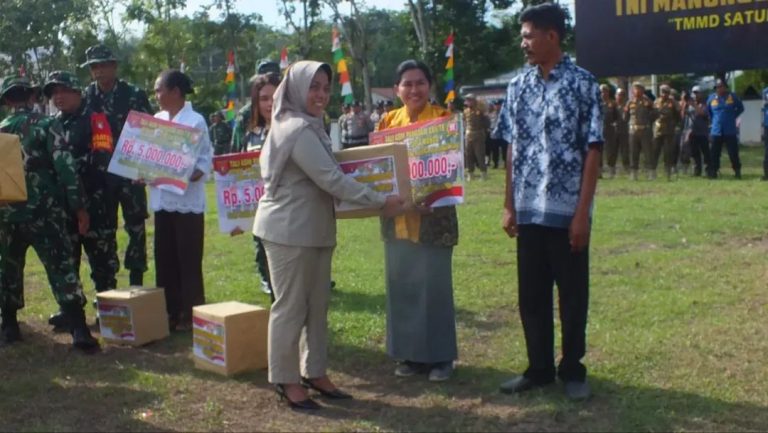 Anggota DPRD Kobar Sri Lestari dalam acara penutupan TMMD. (Yusro)