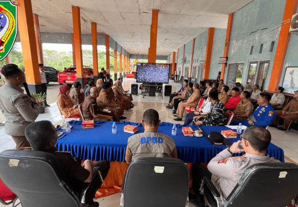 Rapat di Aula Badan Penanggulangan Bencana Daerah