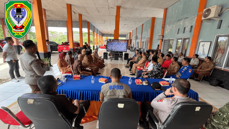 Rapat di Aula Badan Penanggulangan Bencana Daerah