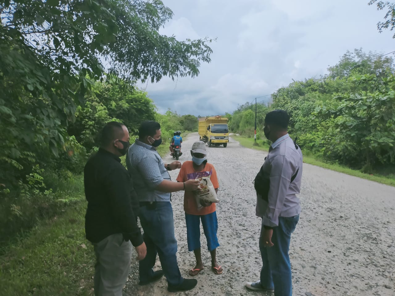 Jum’at Berkah, Kasatresnarkoba Polres Gumas Berbagi Beras ke Masyarakat