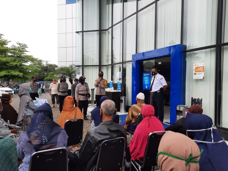 Kapolres Banjar bersama Personil Polwan Polres Banjar Sampaikan Imbauan Protokol Kesehatan kepada Nasabah Bank BRI