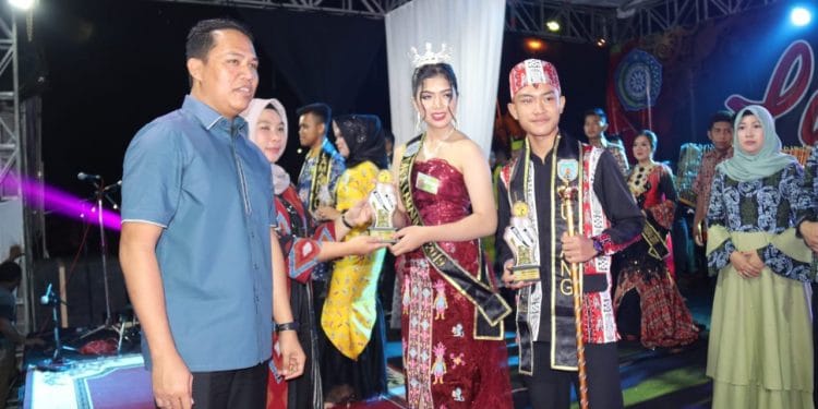 Bupati Lamandau H Hendra Lesmana beserta istri Hj Rusdianti berfoto bersama Bujang Dara Lamandau 2019