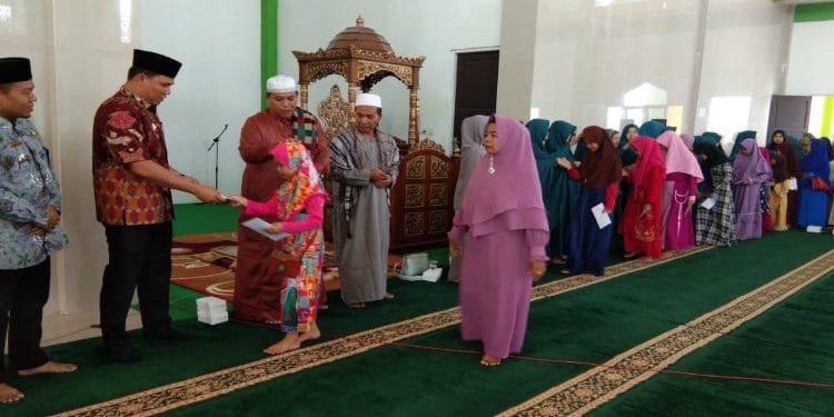 Bupati Lamandau H Hendra Lesmana saat memberikan santunan kepada anak yatim