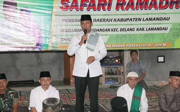 Bupati Lamandau H Hendra Lesmana saat menyampaikan sambutan pada Safari Ramadhan di Desa Samu Jaya