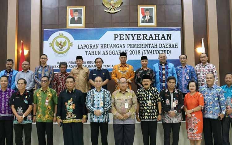 Bupati Lamandau H Hendra Lesmana tengah berfoto bersama kepala dinas dalam acara penyerahan laporan keuangan Pemkab Lamandau TA 2018