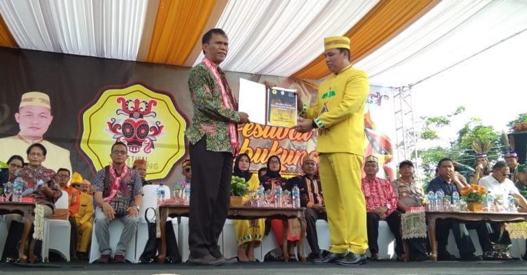 Bupati Lamandau menyerahkan berkas usulan Tari Babukung