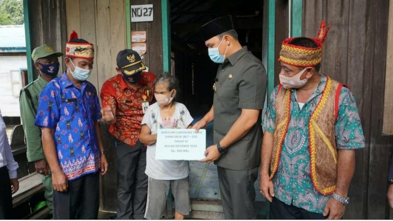 Bupati Salurkan Langsung BLT-DD Kerumah Warga Desa Lubuk Hiju