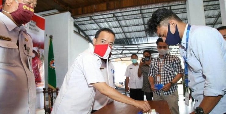 Bupati seruyan saat mencoba kartu tani