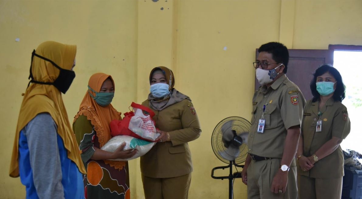 Bupati Menyalurkan Ratusan Paket Bansos tahap II Dari Pemprov Kalteng Dalam Kunjungan Kerja ke Kumai