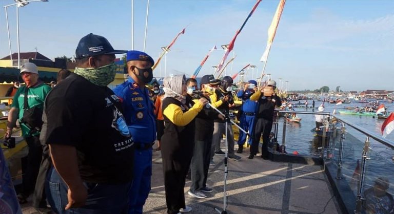 Bupati Kotawaringin Barat Hj. Nurhidayah Membuka Lomba Mancing Udang Galah