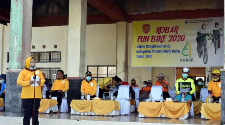 Membuka Kobar Funbike di Sampuraga Baru, Bupati Menyerahkan Bantuan Kepada Insan Olahraga Kobar