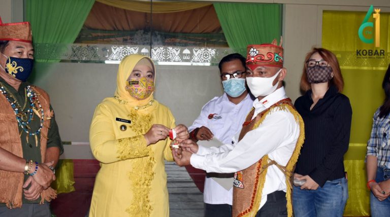 Bupati Hj. Nurhidayah, Menerima Penghargaan Dari Masyarakat Dayak Lintas Daerah Aliran Sungai Kalimantan Tengah