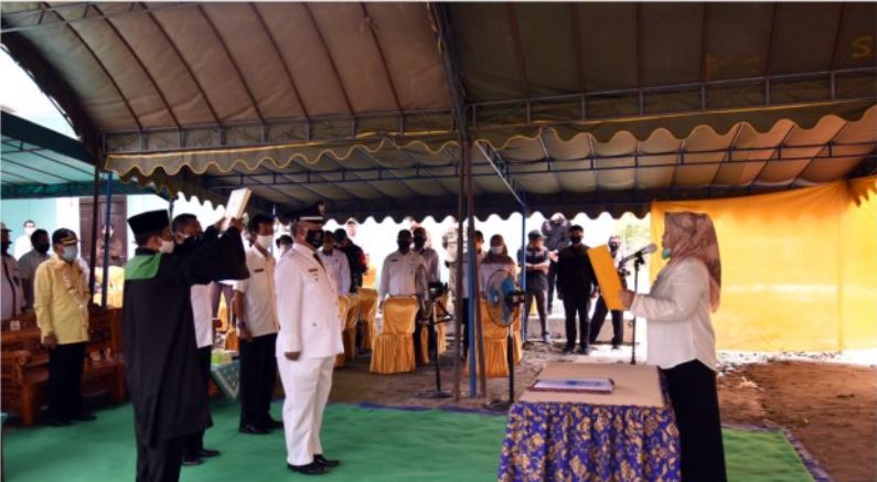 Bupati Kobar Lantik Penjabat Kades Sungai Bedaun