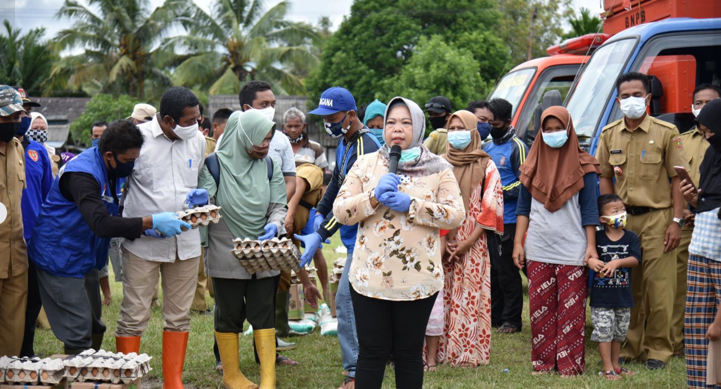 Dalam Kunjungannya Ke Kotawaringin Lama, Bupati Kembali Menyerahkan Bantuan Kepada Korban Banjir
