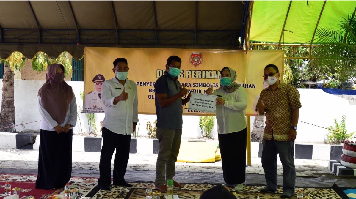 Bupati Kobar Salurkan Bantuan BBM Bersubsidi Untuk Para Nelayan