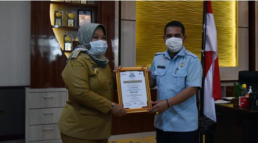 Bupati Kobar Terima Penghargaan Top Pembina Dalam Ajang “Top BUMD Awards 2020”