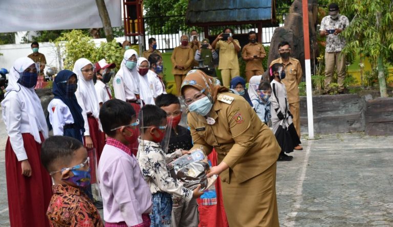 Seragam Sekolah Gratis Untuk Siswa Didik Baru Tahun Ajaran 2020/2021
