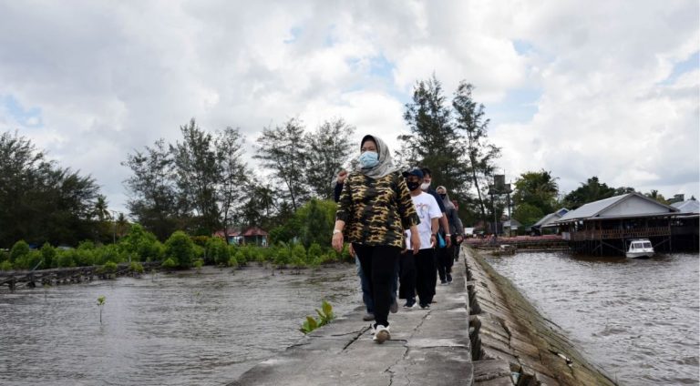 Bupati Hj. Nurhidayah Tinjau Destinasi Wisata Pantai Kubu