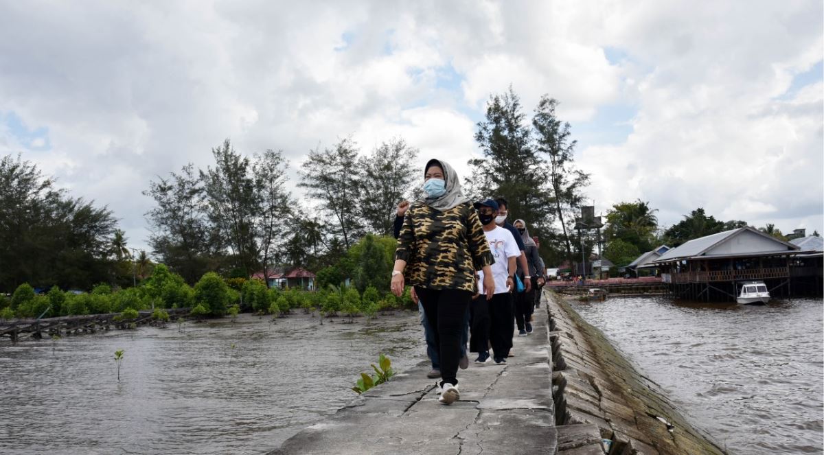 Bupati Hj. Nurhidayah Tinjau Destinasi Wisata Pantai Kubu