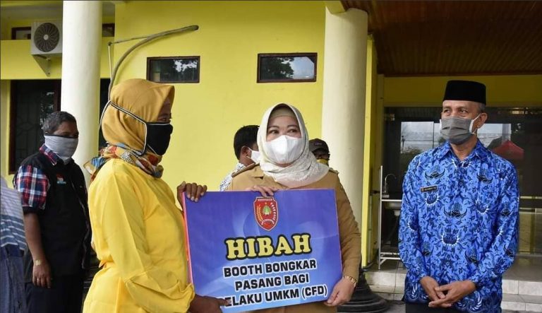Pelaku Usaha UMKM Dapat Banuan Hibah Sarana Usaha dari Bupati Kobar