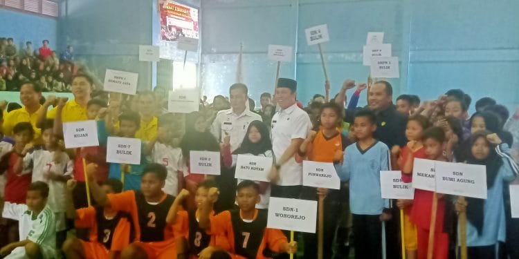 H Hendra Foto bersama dengan pelajar yang mengikuti turnamen olahraga