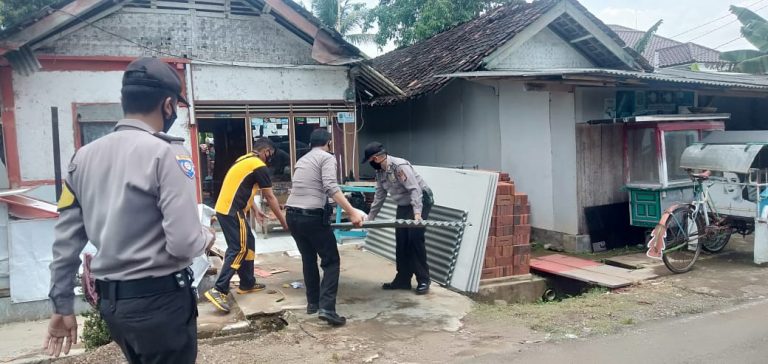 Sebuah Rumah Tidak Layak Huni, Mendapatkan Bantuan dari Polsek Banjar