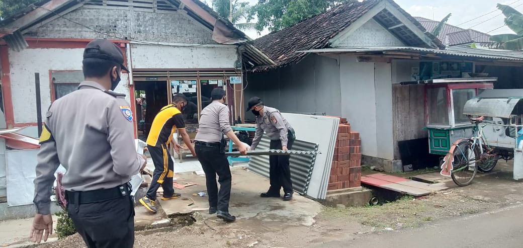 Sebuah Rumah Tidak Layak Huni, Mendapatkan Bantuan dari Polsek Banjar