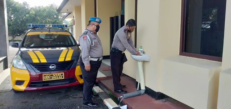 Penerapan Protokol Kesehatan di Polsek Banjar