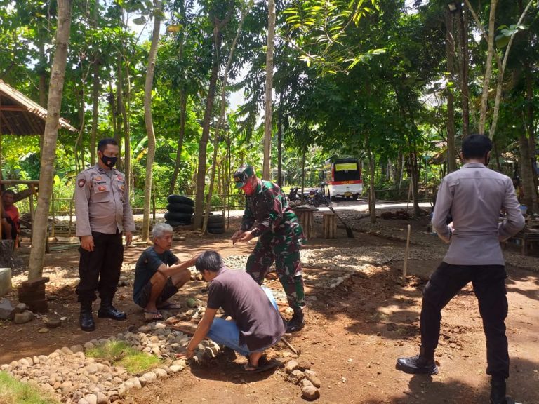 Sinergi Bhabinkamtibmas, Babinsa, dan Binas Desa Cek Sektor Ketahanan di Wilayah Binaannya