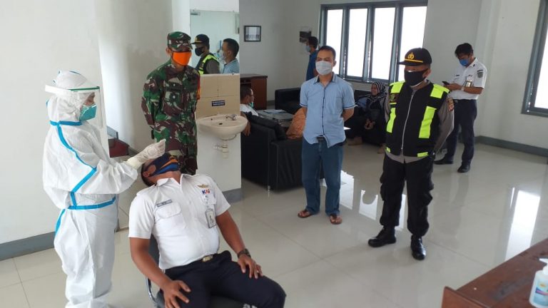 Dokes Polres Banjar Bersama dengan Satuan Gugus Tugas Kota Banjar Lakukan Tracking di Stasiun KAI Banjar.