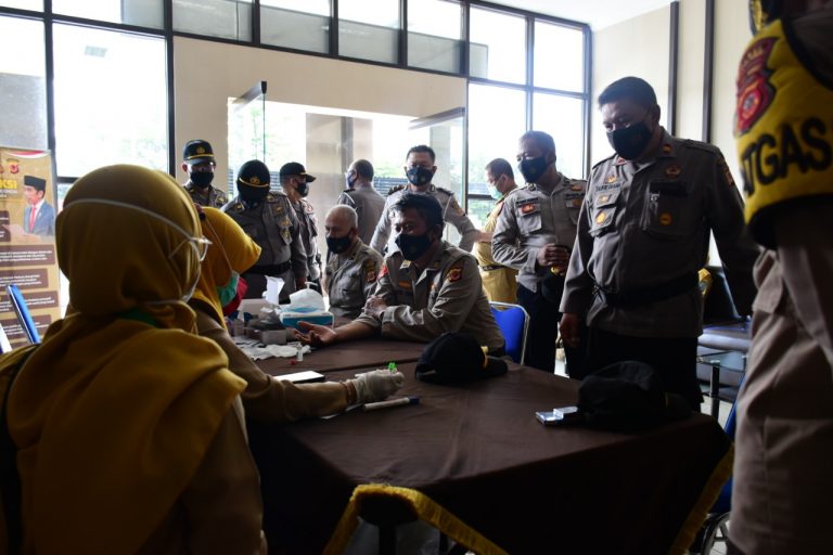 Guna Antisipasi Penyebaran Covid-19, Personel Polres Banjar Menjalani Rapid Test di Mapolres Banjar