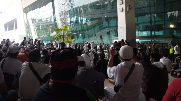 Jelang Rizieq Mendarat, Terminal 3 Jadi Lautan Massa FPI
