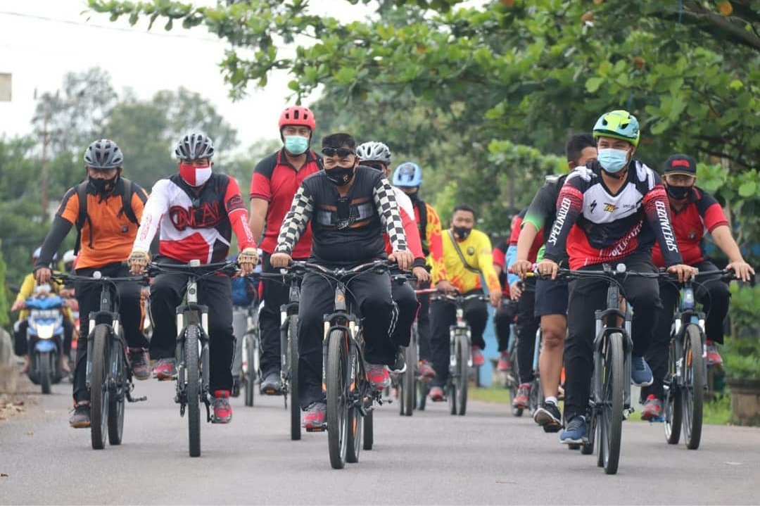 Jumat Sehat, Bupati bersama Forkopimda Bagikan Masker dengan Bersepeda Santai Keliling Kota Nanga Bulik