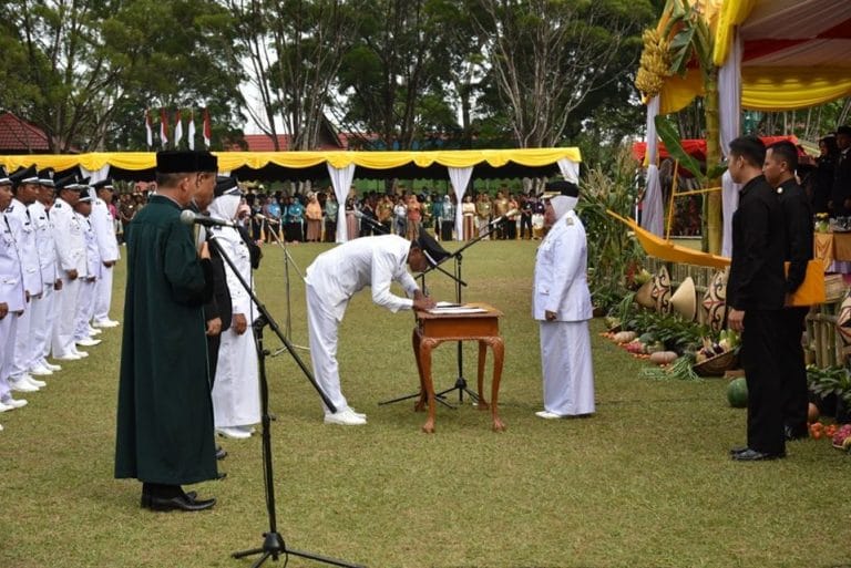 Bupati Kobar Melantik 42 Kades Terpilih