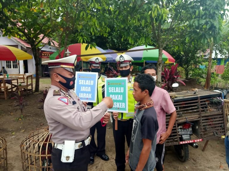 Satlantas bartim bagikan Masker